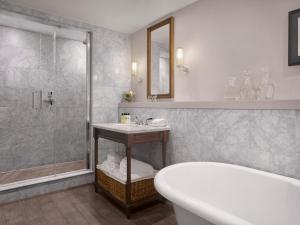 爱丁堡InterContinental Hotels - Edinburgh The George, an IHG Hotel的带浴缸、水槽和淋浴的浴室