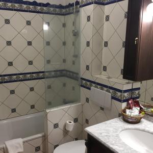 拉奥罗塔瓦维多利亚乡村酒店的浴室配有卫生间、盥洗盆和浴缸。