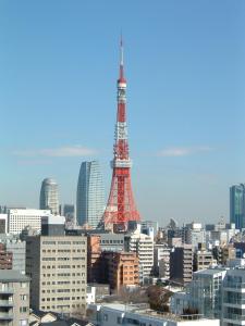 东京Olympic Inn Azabu的城市艾菲尔铁塔的景色