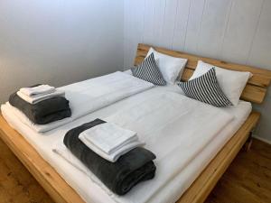 格林德尔瓦尔德Brand New, 5min to Ski PARADISE !的一张带毛巾和枕头的床