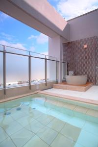 高山奥尔皮娜海达高山市Spa酒店的一间带游泳池和浴缸的浴室