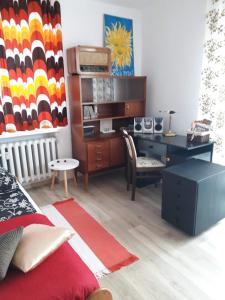卡托维兹Modern retro apartament Katowice的一间卧室配有一张桌子和一张书桌