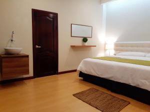 巴克里索莫雷诺港Casa D´Cristhi的一间卧室配有一张床,浴室设有水槽
