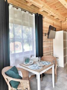 下乌斯奇基Fajna Chatka的一间带桌椅和窗户的用餐室