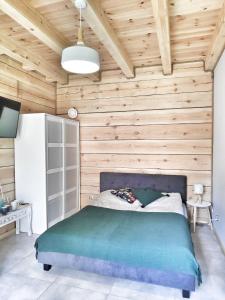 下乌斯奇基Fajna Chatka的卧室设有木墙和一张大床