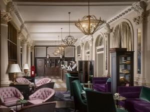 爱丁堡InterContinental Edinburgh The George, an IHG Hotel的大堂的 ⁇ 染,配有紫色和绿色的椅子