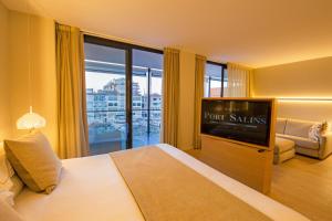 艾姆布里亚布拉瓦萨林斯港酒店的配有一张床和一台平面电视的酒店客房