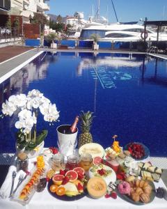 艾姆布里亚布拉瓦萨林斯港酒店的游泳池畔的自助餐
