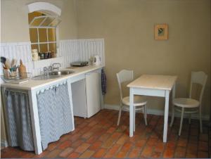 JezioranyFajne Miejsce的厨房配有水槽和桌椅