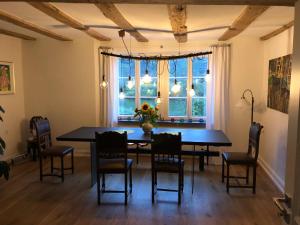 布雷姆Storchenhaus Bremm的一间带桌椅和窗户的用餐室