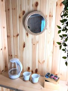 安圭拉萨巴齐亚REnt Room Wood的一张带茶壶和茶杯的木桌