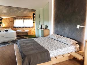 安圭拉萨巴齐亚REnt Room Wood的一间卧室设有一张大床和一个浴缸