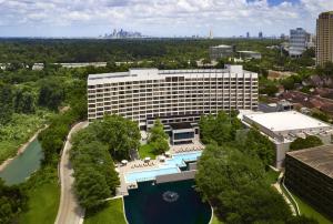 休斯顿休斯顿全方位酒店的享有酒店空中美景,设有游泳池