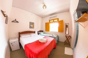 巴拉格兰德Coroaci Beach House的一间卧室设有两张床和窗户。