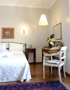 罗马兰斯洛特酒店的一间卧室配有一张床、一把椅子和一张桌子