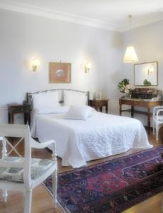 罗马兰斯洛特酒店的白色卧室配有白色的床和椅子