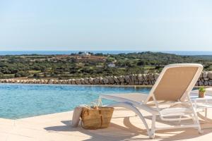 苏昂博Agroturismo Llucasaldent Gran Menorca - Adults Only的游泳池旁的白色椅子