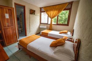 阿约拉港埃斯特雷亚雷特旅舍的一间卧室设有两张床和窗户。