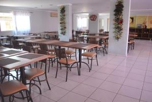 卡达斯诺瓦斯Thermas Place - Achei Ferias的餐厅内带桌椅的用餐室