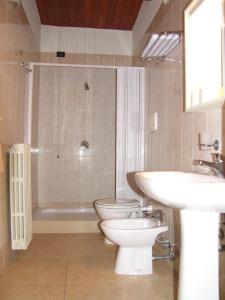 科拉托奇才酒店的浴室设有2个卫生间、水槽和淋浴。