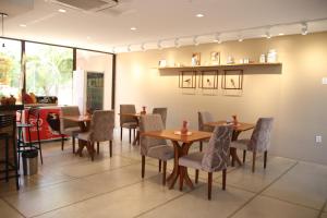 北茹阿泽鲁Imperial Palace - Hotel & Eventos的用餐室配有木桌和椅子