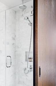 纽约Walker Hotel Tribeca的带淋浴的浴室和玻璃门