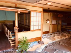 松岛町Matsushima Koumura的客厅设有大型客厅,配有坐式淋浴。