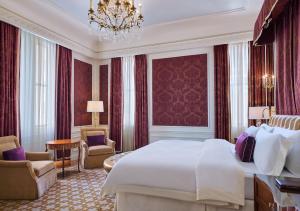 纽约5th & 55th Residence Club的酒店客房设有一张大床和吊灯。