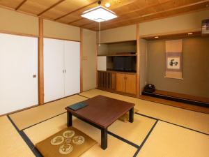 松岛町Matsushima Koumura的一间带桌子的客厅和一间厨房