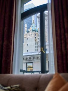 纽约5th & 55th Residence Club的享有大楼景致的窗户