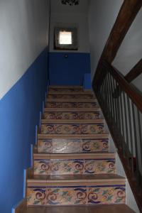 Villafeliche劳拉卡萨乡村民宿的一套带蓝色墙壁和窗户的楼梯