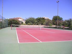 Domenique内部或周边的网球和/或壁球设施