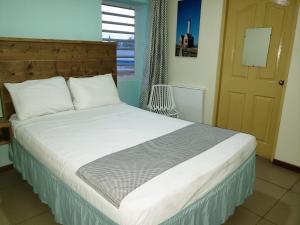 威廉斯塔德库拉索岛马斯蒂克套房酒店的一间卧室设有床、窗户和门