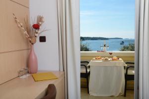 波雷奇莫罗精品酒店的海景客房 - 带桌子