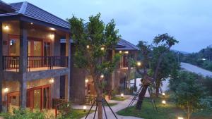 清刊Chiang Klong Riverside Resort的建筑的一侧有灯