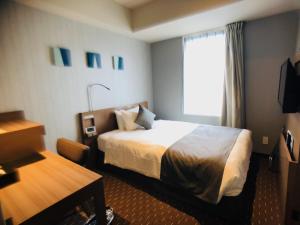 东京秋叶原华盛顿酒店 的酒店客房设有床和窗户。