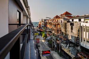 芭堤雅市中心格拉斯鲁姆酒店的从大楼的阳台上可欣赏到街道景色