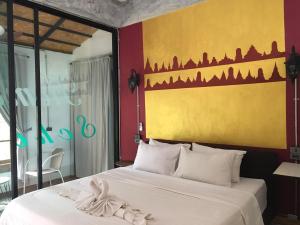 大城大城府之家旅馆的一间卧室配有一张壁画床