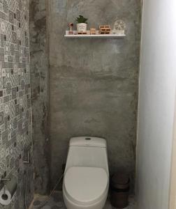 大城大城府之家旅馆的一间带卫生间和架子的小浴室