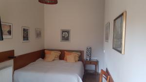 米兹多洛杰威拉赛斯利亚旅馆的一间卧室配有带白色床单和橙色枕头的床。