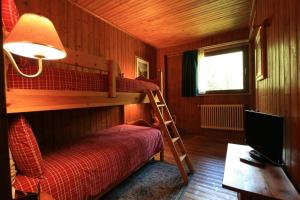 尚波吕克安娜玛丽亚艾尔伯格别墅酒店的一间卧室配有一张双层床和梯子