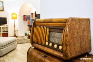 罗马Orange Tree House的客厅桌子上的旧收音机