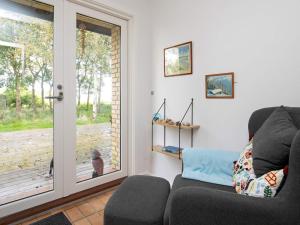 Hesselbjerg6 person holiday home in Nyk bing M的带沙发和滑动玻璃门的客厅