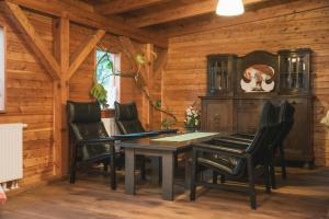 新托梅希尔波德莫德泽亚米度假别墅的一间带桌子和黑色椅子的用餐室