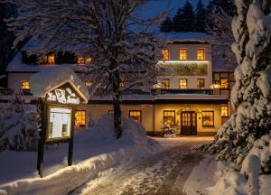 Tannenberg索瓦德酒店的被雪覆盖的房子