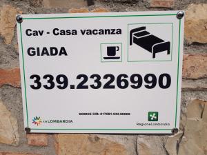 GussagoGiada的墙上的一个标牌,上面写着汽车加扎卡比亚