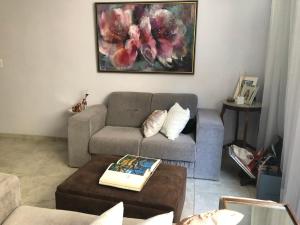贝洛奥里藏特Bilingual Home的客厅配有沙发和桌子