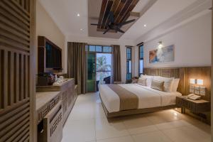 胡鲁马累胡尔胡梅勒海洋大酒店的一间卧室配有一张大床和一台电视。