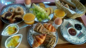 伊兹拉斐德拉酒店的餐桌,带食物盘和橙汁杯