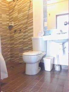 Hotel Arrecife Huatulco Plus的一间浴室